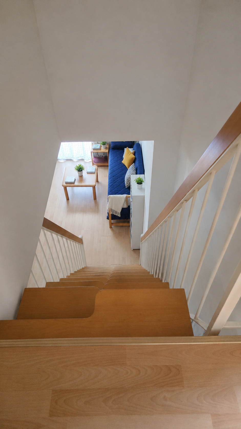 Top 35 Treppenabgang zum Wohnzimmer